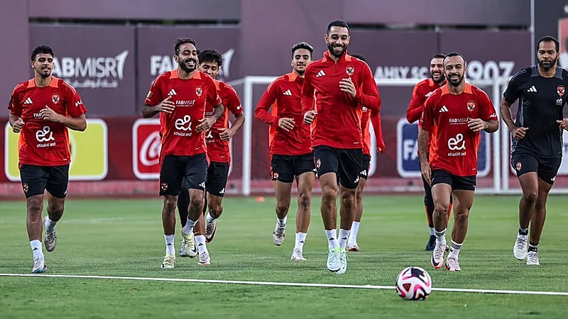 إصابة مدافع الأهلي المصري تبعده عن مباراة العين