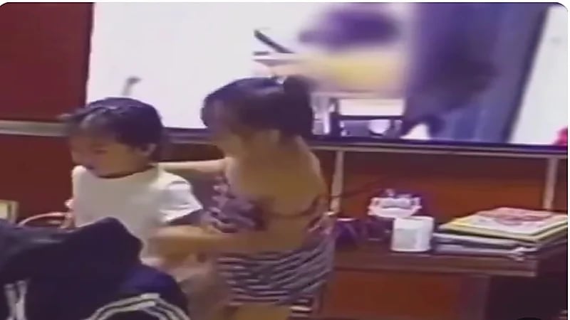 طفلة سريعة البديهة تنقذ شقيقتها من الاختناق.. فيديو