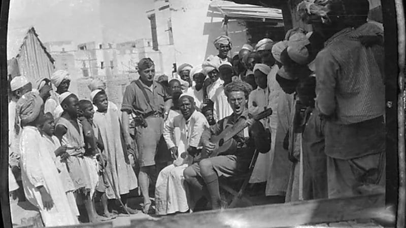 صور نادرة التقطت لأول امرأة تقود سيارة حوّل العالم خلال مرورها بجدة قبل 100عام