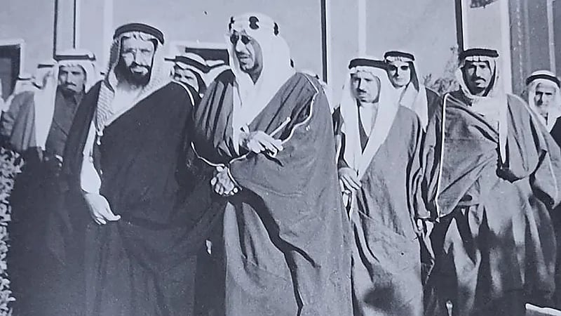 صورة نادرة للملك سعود بن عبدالعزيز والأمير سعود بن جلوي بقصر الناصرية