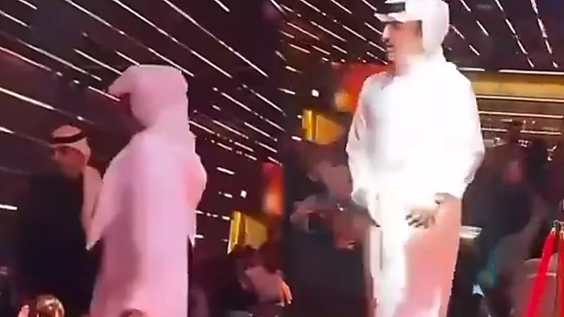 التيك توكر منصور آل زايد يغادر من إيفنت بعد جلوس فتاة بجانبه..فيديو