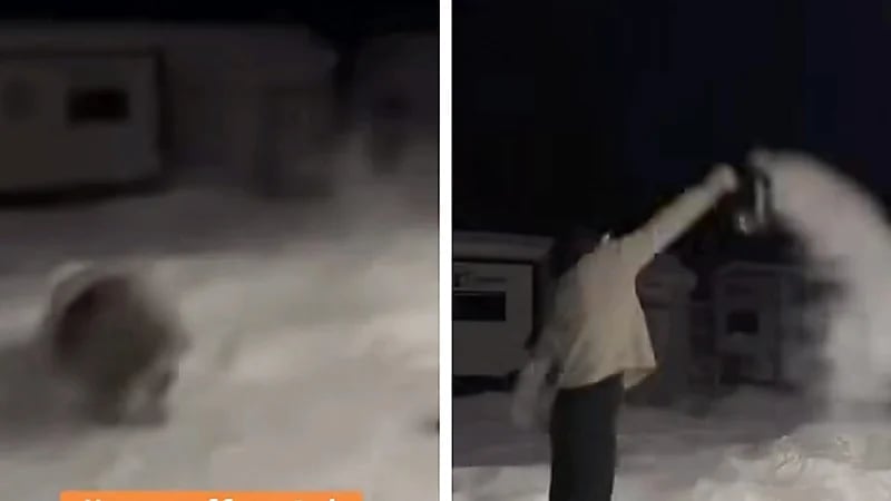 مشهد صادم لفتاة تجرب أحد التريندات وتُصاب بحروق خطيرة .. فيديو