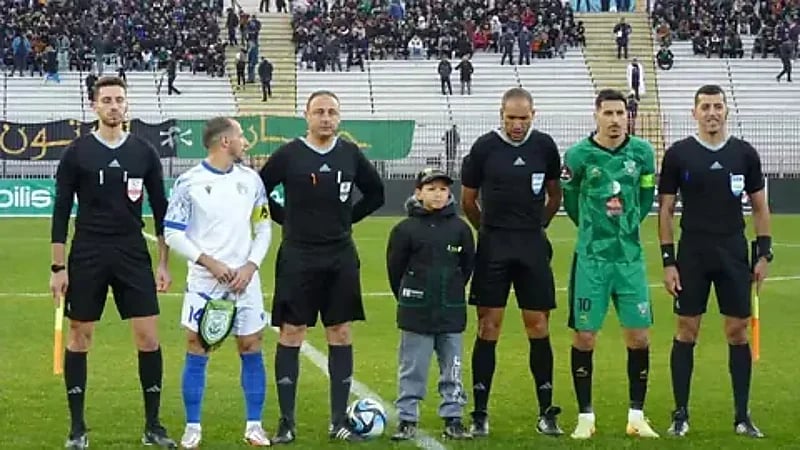 استبعاد حكمين جزائريين بسبب هاتف لاعب