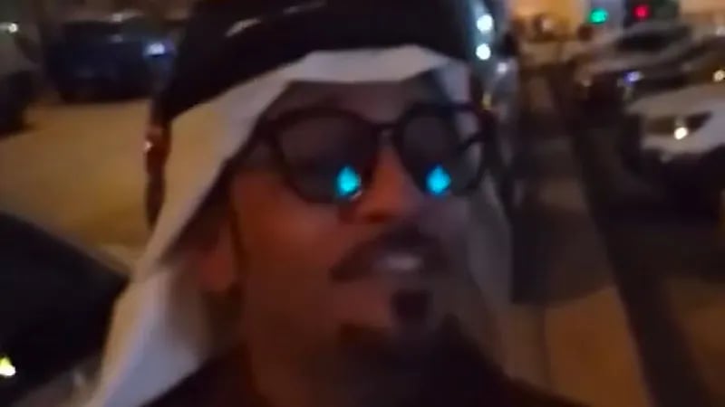 شبيه رابح صقر يتفاعل مع المارة بأغنيته الشهيرة "صدقيني" .. فيديو