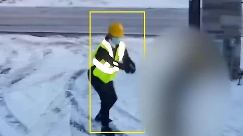 مجرم مُتنكر يُهاجم سيدة أمام منزلها بالرصاص