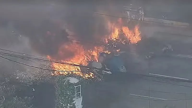 تحطم طائرة فوق مركبات على طريق سريع بالبرازيل..فيديو