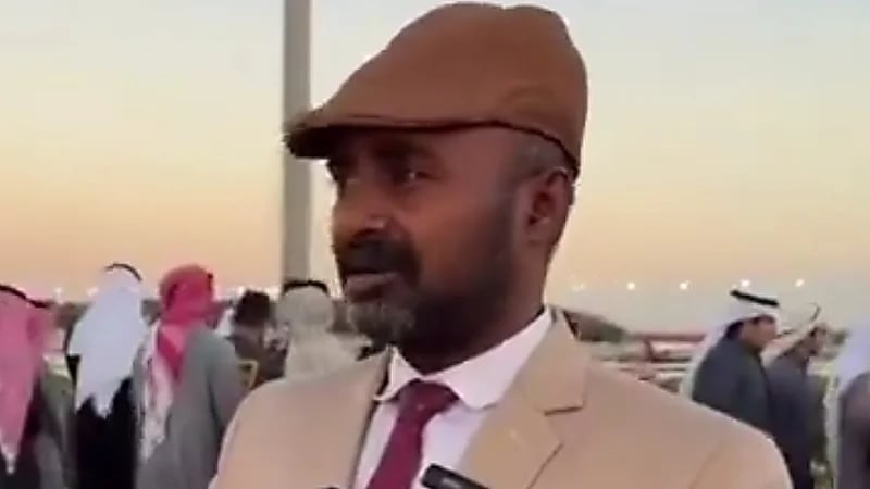 عامل هندي يتحدث اللهجة اليامية بطلاقة ..فيديو