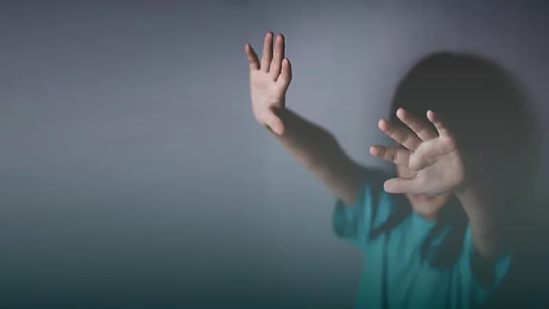 القبض على صاحب مقهي احتجز قاصر واعتدى عليه جسديا