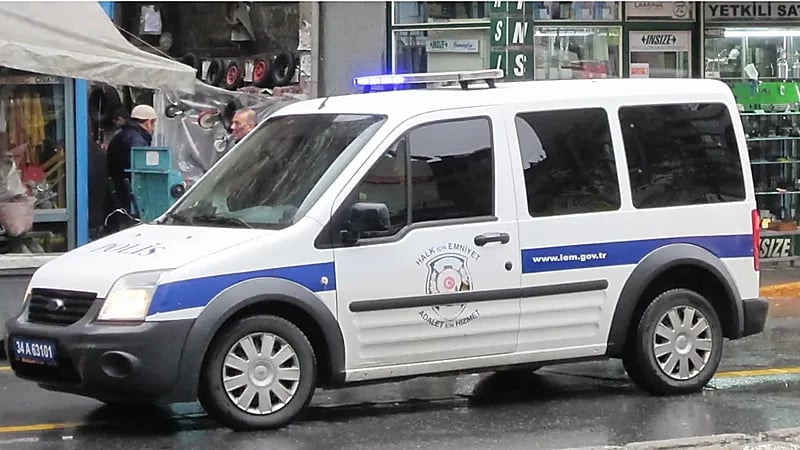 شاب تركي يحاول الانتحار داخل سيارة الشرطة