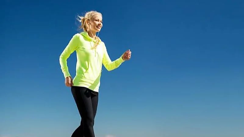 استشاري يكشف عن فوائد المشي يومياً.. فيديو