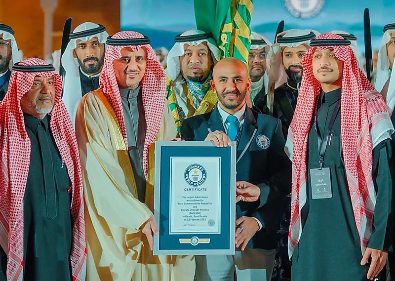 "غينيس" توثق أكبر عرضة سعودية احتفاء بذكرى يوم التأسيس في قصر الحكم