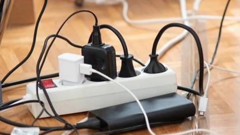 حذر الخبراء من عدد من الأجهزة لا يجب توصيلها أبدًا بموصل الطاقة