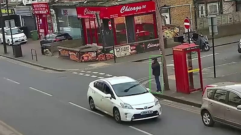 رجل يتعرض للدهس بسبب الهاتف ..فيديو