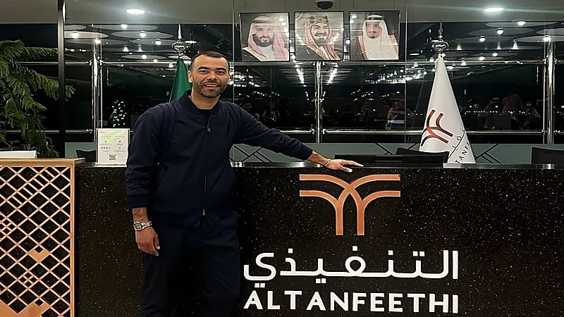 الإنجليزي آشلي كول يصل الرياض.. فيديو