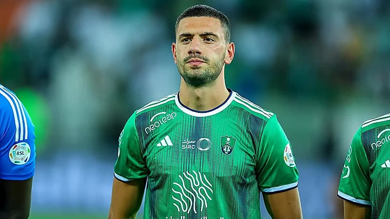 نادي تركي يسعى لضم مدافع الأهلي