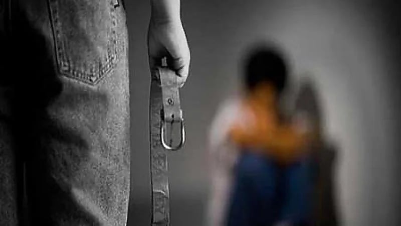 أب يحرق ابنه بسبب 100 دينار