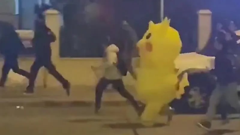 شخص يرتدي زي بيكاتشو اثناء المظاهرات ضد أردوغان .. فيديو