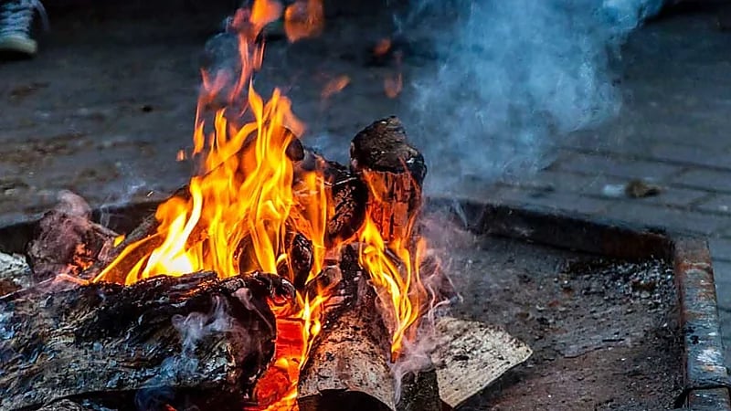 هندية تثير الجدل بطريقة غريبة لإزالة الشعر بالنار .. فيديو