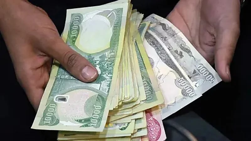 عراقي يفاجئ رئيس الوزراء بتقديم عيدية نقدية في مكان عام .. فيديو