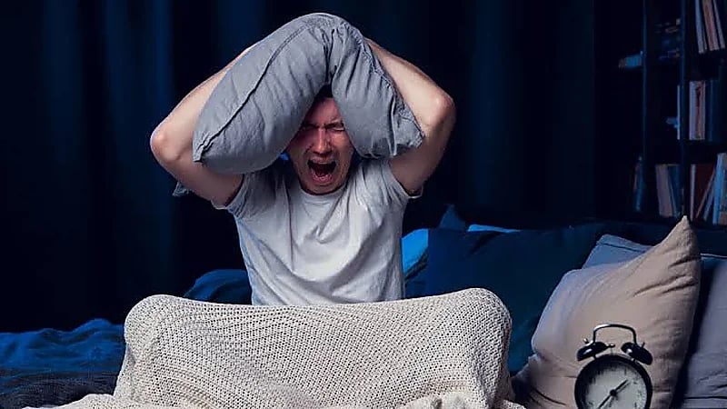 استشاري يكشف عن العوامل المؤثرة على جودة النوم بعد انتهاء الإجازة .. فيديو