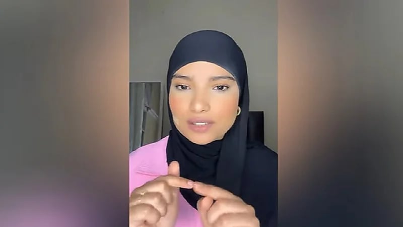 غضب فتاة تتباهى بهجومها على زميلتها بشفرة حلاقة