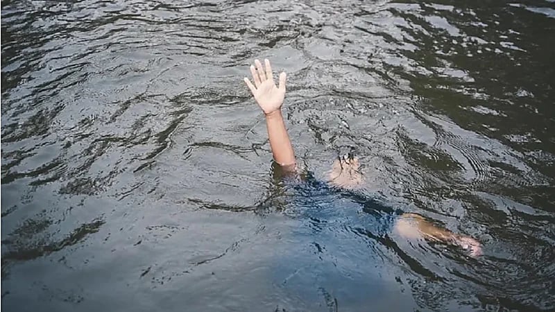 5شباب يلقون بفتاة في المياة بعد فقدانها الوعي