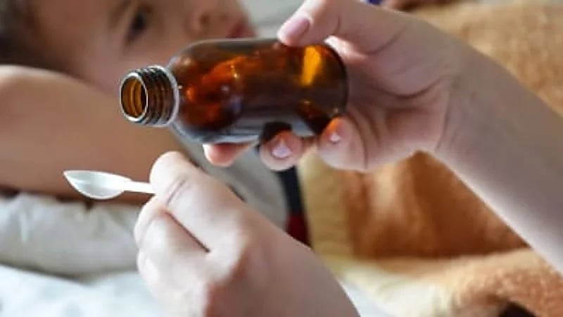 استشاري يحذر من المفاهيم الخاطئة حول استخدام المضادات الحيوية للأطفال .. فيديو