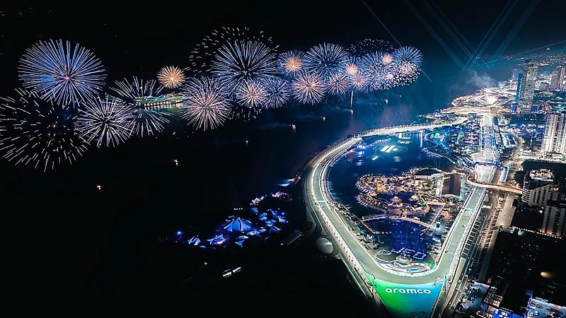 الألعاب النارية تزيّن سماء جدة بعد ختام سباق جائزة ⁧‫فورمولا١ .. فيديو