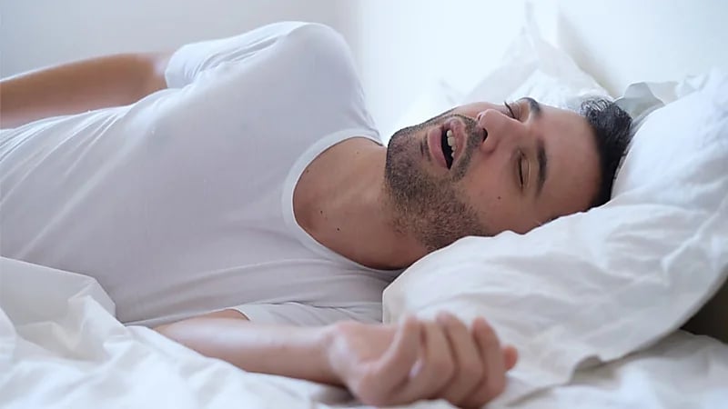 أخصائي: إذا لديك شخير بالليل سيكون عندك ضعف بالذاكرة.. فيديو