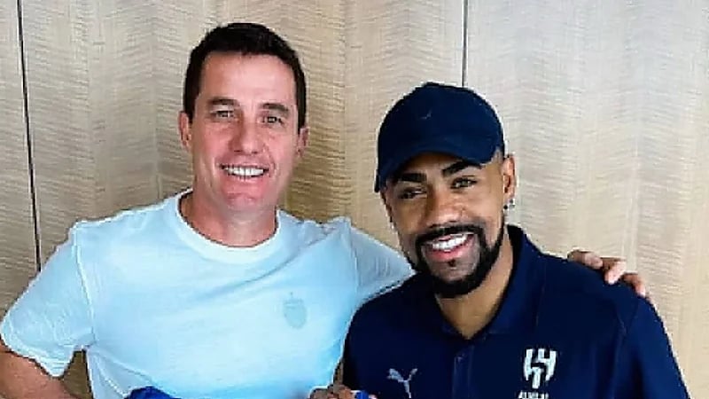 مالكوم يهدي مدرب بوريرام قميص الهلال .. صورة