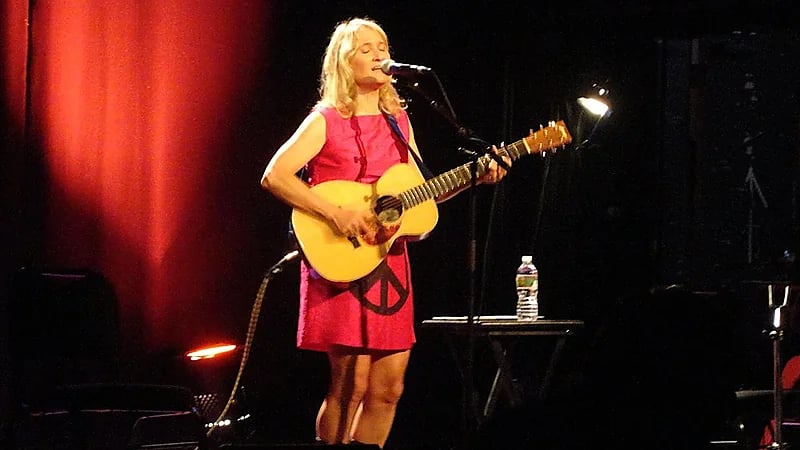 مصرع فنانة شهيرة بحريق غامض بمنزلها