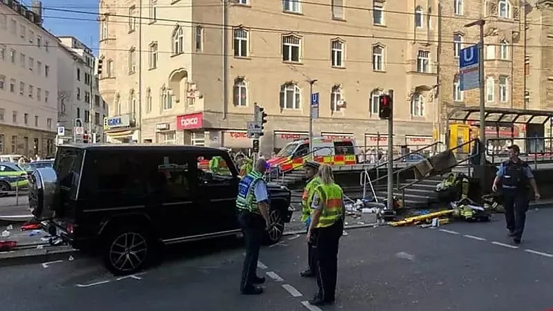 إصابة عدة أشخاص جراء اصطدام سيارة بحشد في ألمانيا .. صور