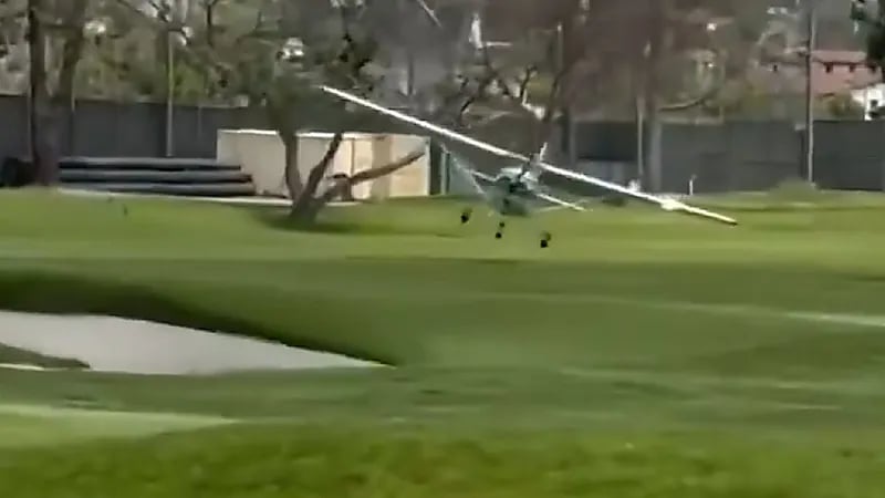 طائرة تهبط اضطرارياً في ملعب جولف بعد تعطل محركها ..فيديو