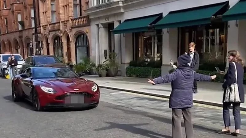 امرأة تعترض طريق سيارة فارهة احتجاجاً على ضجيج محركها المرتفع .. فيديو