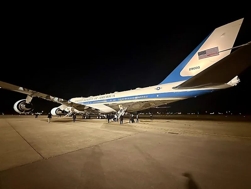 طائرة ترامب تتوقف في بريطانيا للتزود بالوقود قبل وصوله إلى الرياض