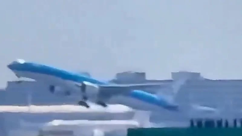 طائرة تقلع بخلل في أحد محركاتها دون أي خطورة مباشرة عليها. فيديو