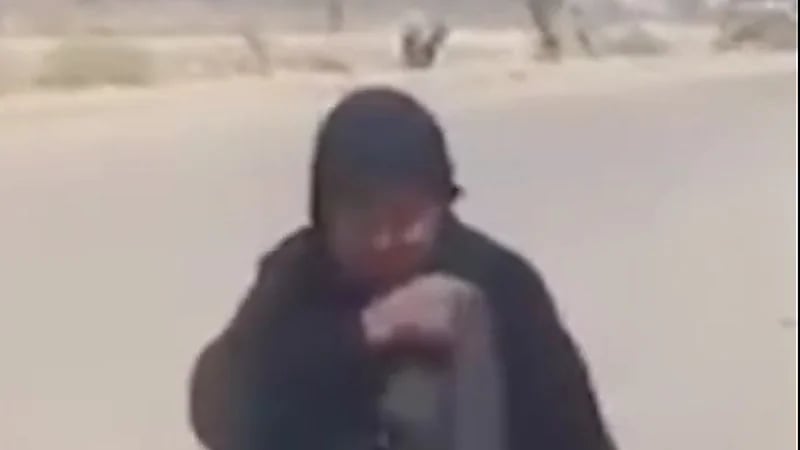 أبناء يلقون بأمهم المسنة في الشارع بالديوانية .. فيديو