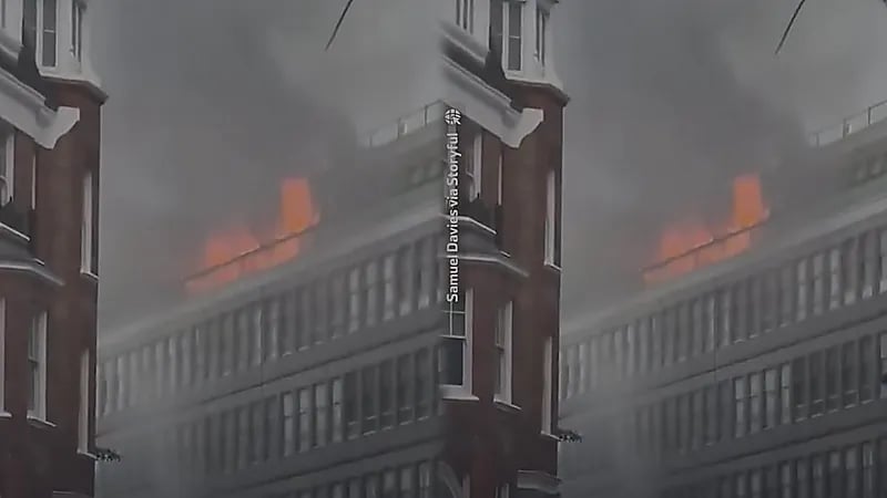 اندلاع حريق ضخم بشقة سكنية في لندن.. فيديو