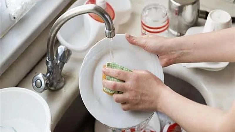 أخطاء شائعة عند غسل الأواني قد تسبب أضرارًا صحية كبيرة .. فيديو