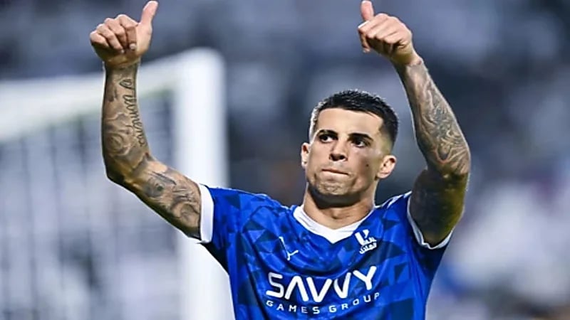 برونو فيرنانديز يحتفل بعيد ميلاد جواو كانسيلو نجم الهلال.. فيديو