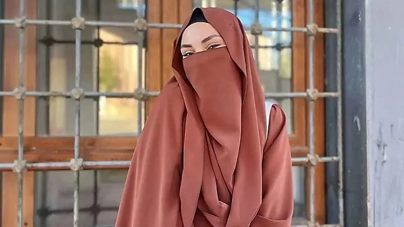 رسالة انتحار طالبة تكشف تورط أستاذ وتوقفه عن العمل