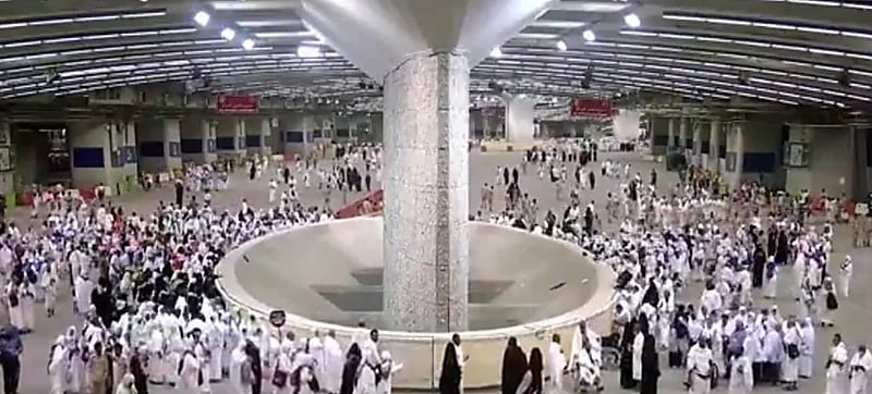 ضيوف الرحمن يتوافدون على منشأة الجمرات لرمي جمرة العقبة الكبرى.. فيديو