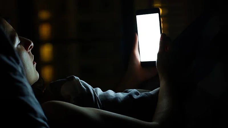 دراسة: استعمال الشاشات قبل النوم يرفع ضغط الدم