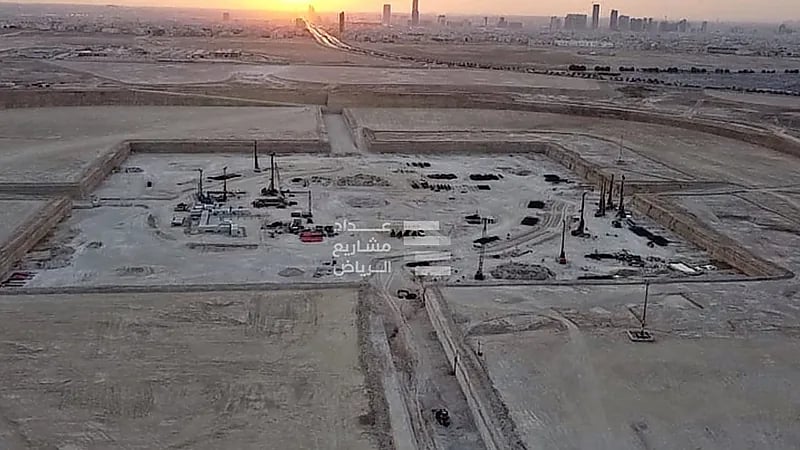 لقطة جوية توثق اكتمال أعمال الحفر لمعلم المكعب في الرياض