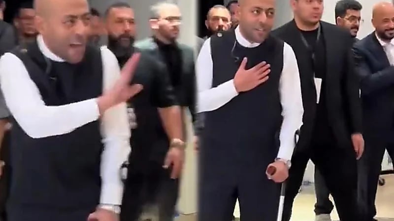 تامر عاشور مستنداً على عكاز في حفله بالكويت.. فيديو