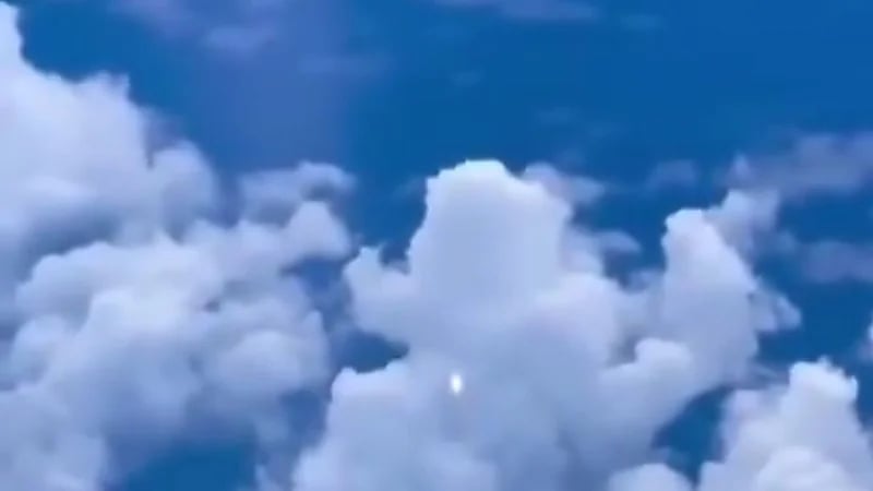 راكب يوثّق لحظة مرور صاروخ حربي على مستوى منخفض قرب طائرة مدنية .. فيديو