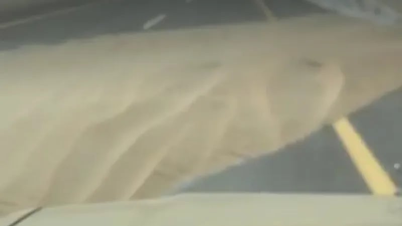 الرمال تغطي طريق الدمام سلوى .. فيديو