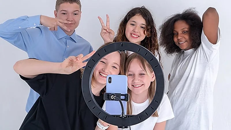 أخصائية تحذر من 3 تريندات تهدد سلوك الأطفال أبرزها تبديل الملابس .. فيديو