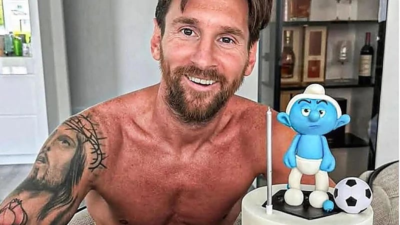 أنتونيلا تفاجأ ميسي بكعكة " سنفور غضبان" في عيد ميلاده