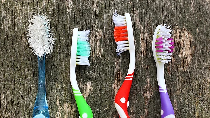 استخراج فرشاة أسنان استقرت في معدة رجل منذ 50 عاماً